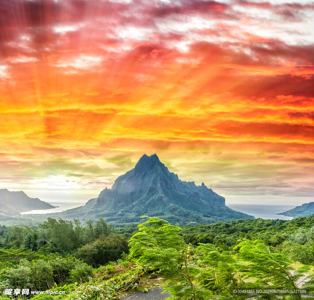 壮丽日出下的巍峨山峰