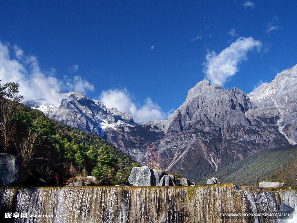 山间瀑布风景