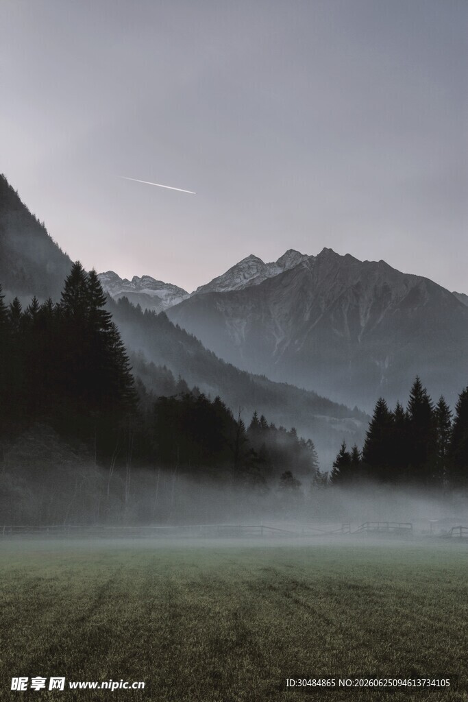 山间晨雾中的静谧美景