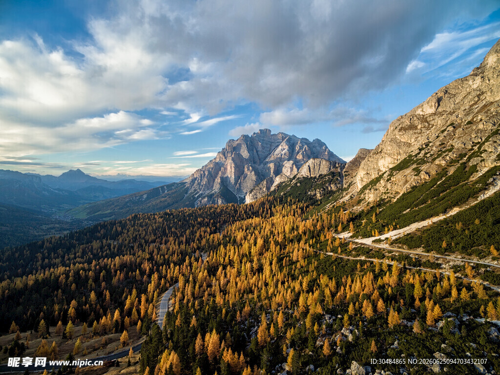 秋日山间壮丽美景