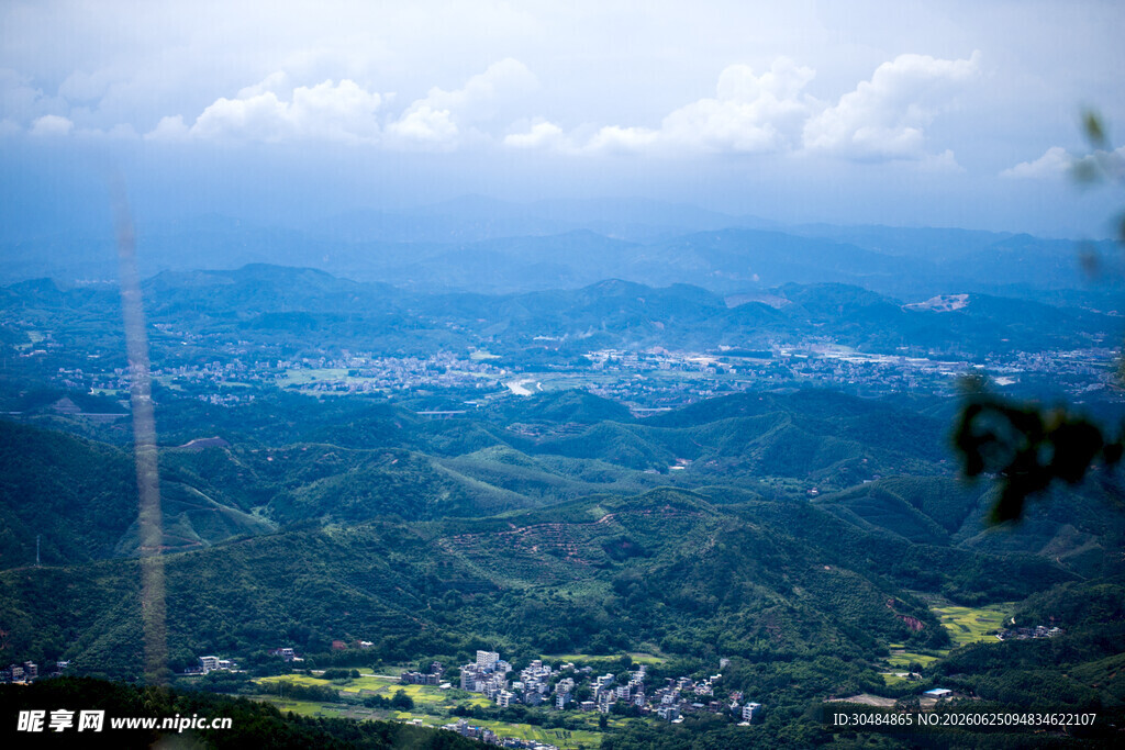 俯瞰青山绿野中的村落