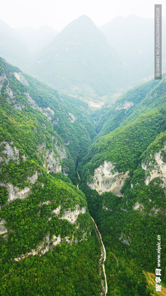 山峦翠绿间的壮美峡谷