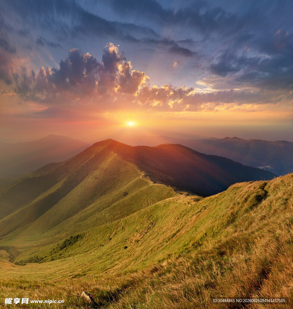 山间日出美景
