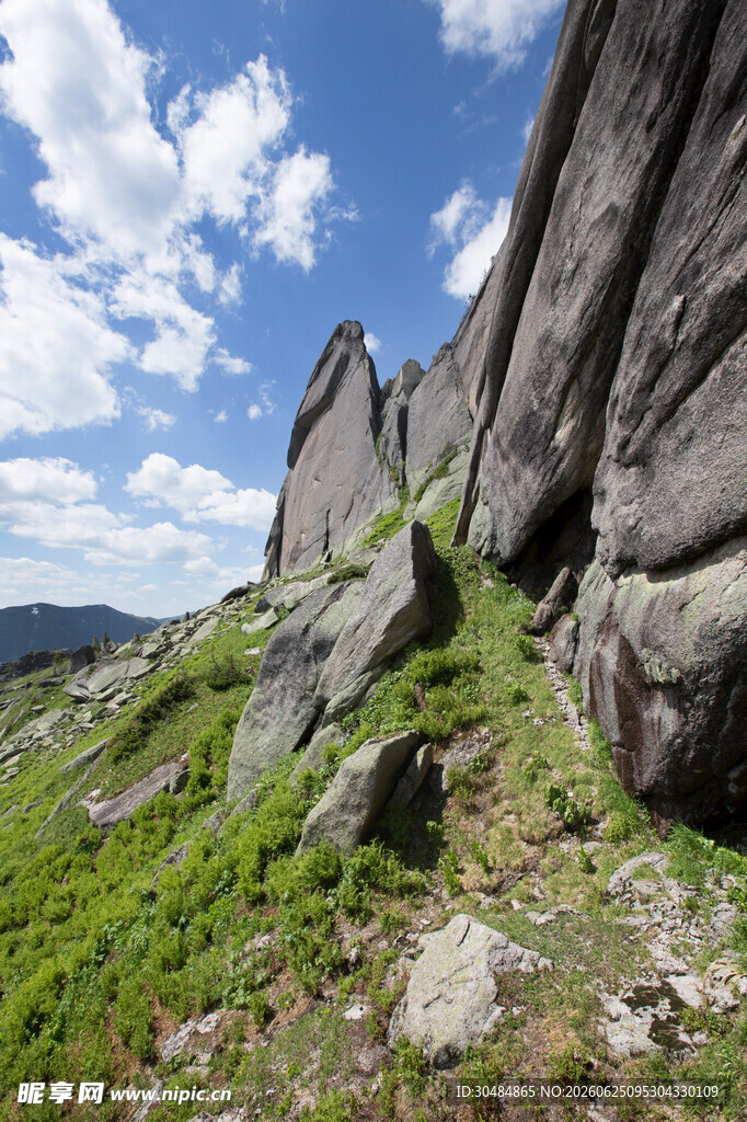 峻峭山岩与葱郁植被景观