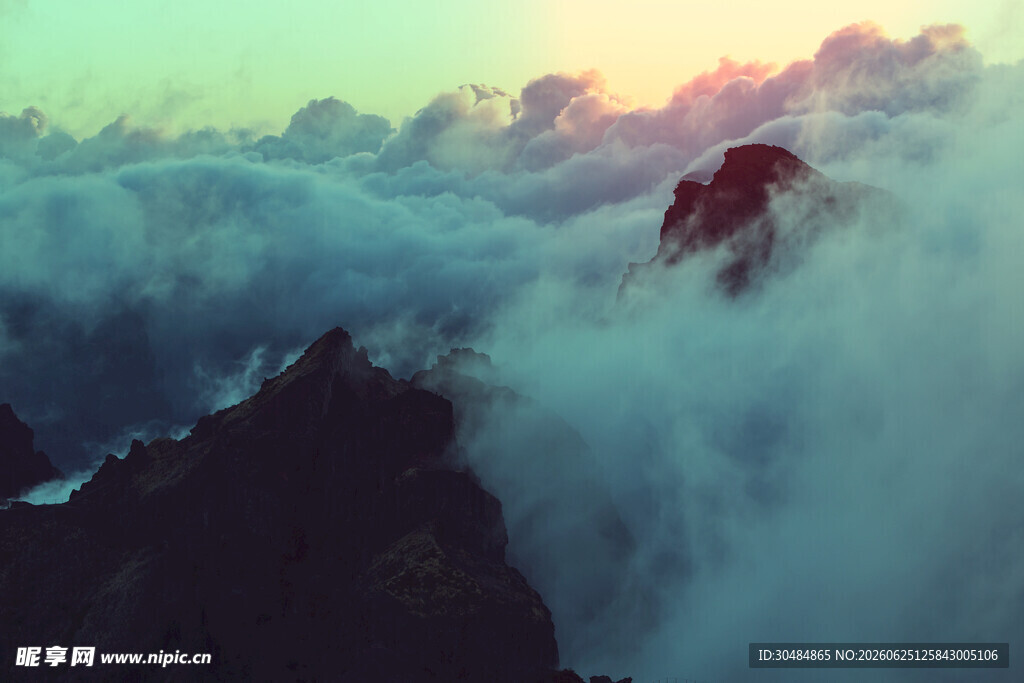 云海中的壮丽山峰景观