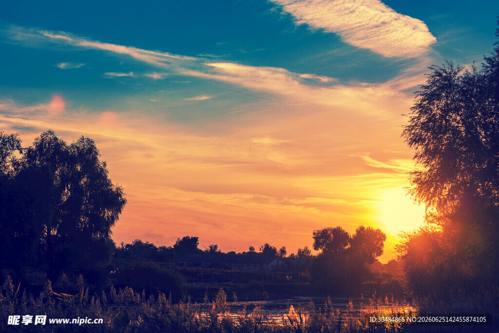 夕阳下的河畔美景