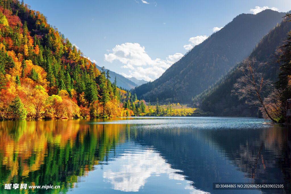 秋日山水湖景美丽风光