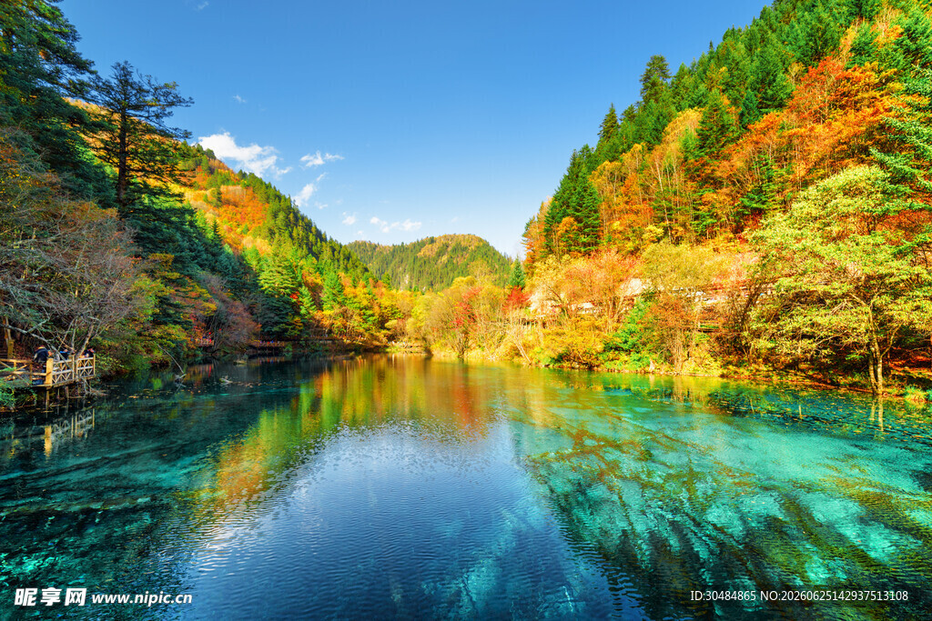 山间碧湖秋景