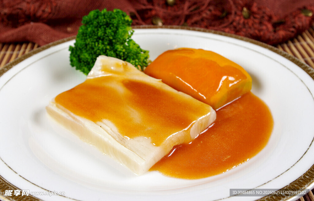 芝士焗豆腐配橙色酱汁