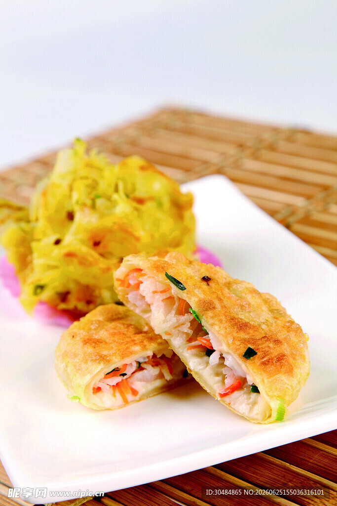 美味三鲜馅饼与玉米配菜
