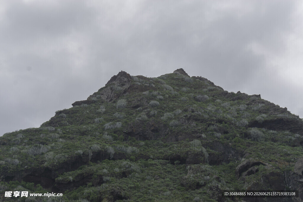 云雾缭绕的翠绿山峰