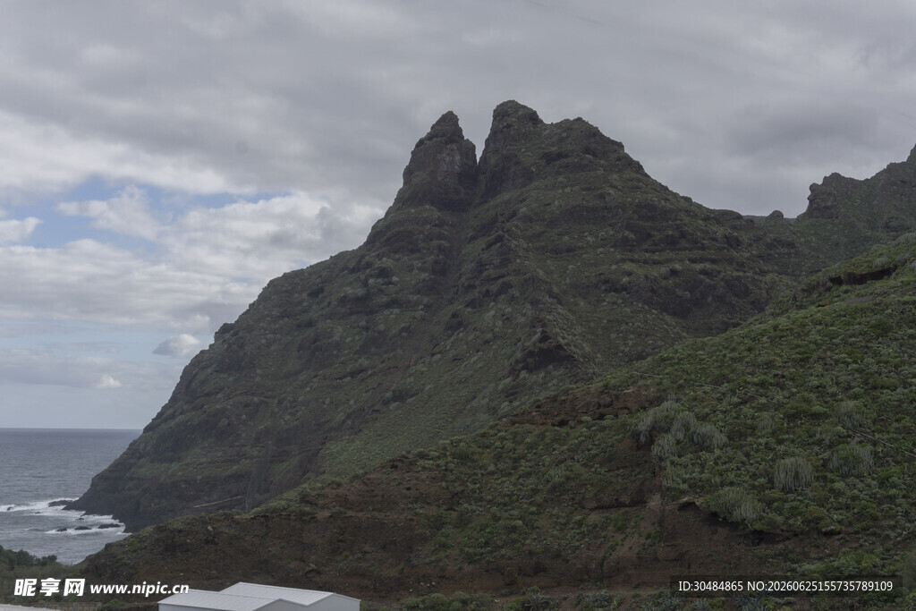 山海间的翠色嶙峋山峰