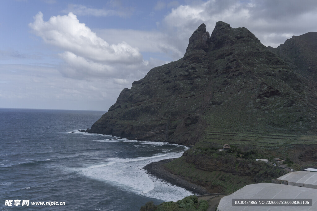 海岸边的峻峭山峰