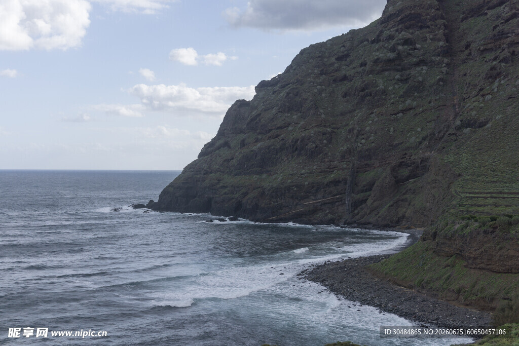 海岸边的壮阔山海景观
