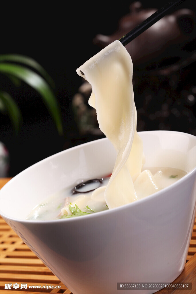 美味拉面被筷子挑起