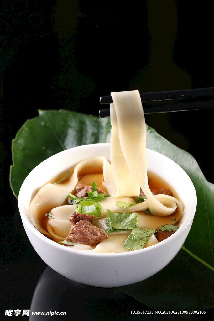 美味宽面鲜香诱人