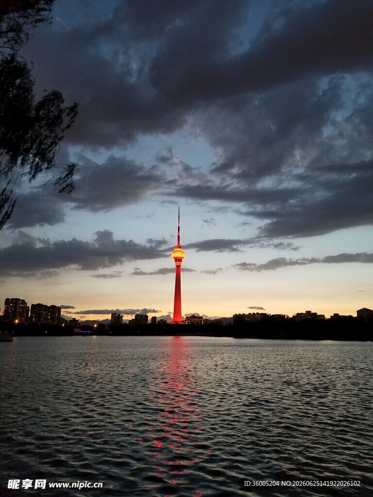 湖畔暮色中的高耸塔影