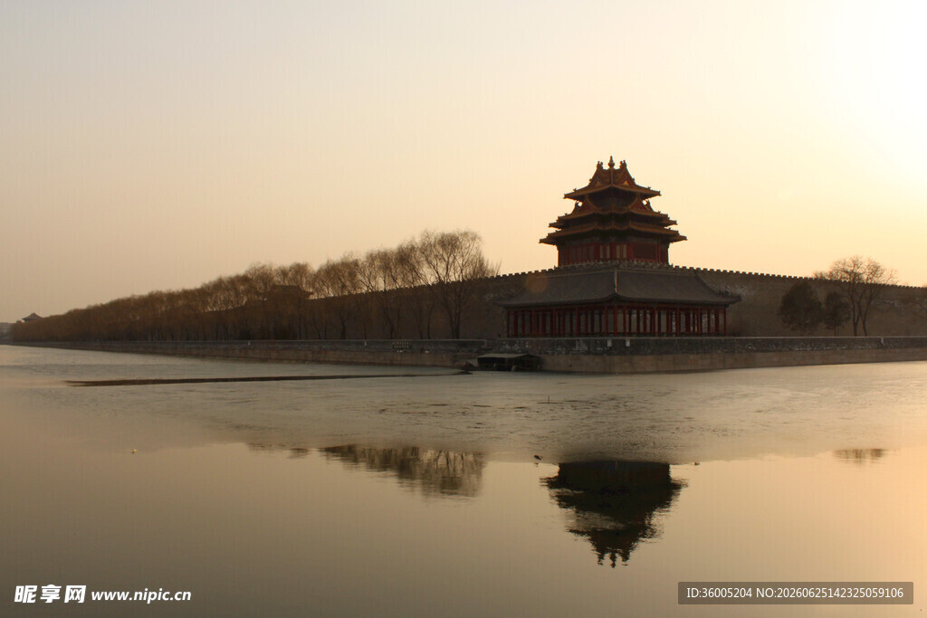 夕阳下的古建筑倒影美景