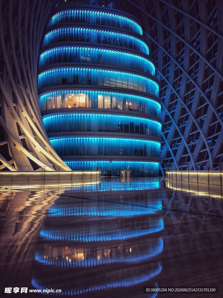 璀璨夜景中的独特建筑
