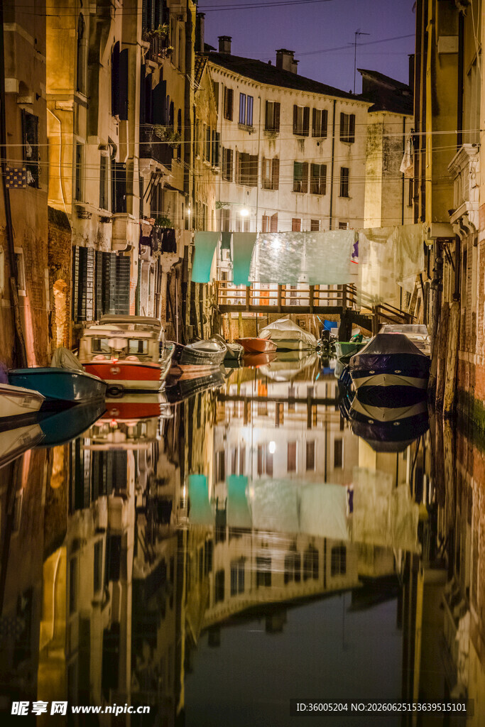 威尼斯夜景中的静谧水道