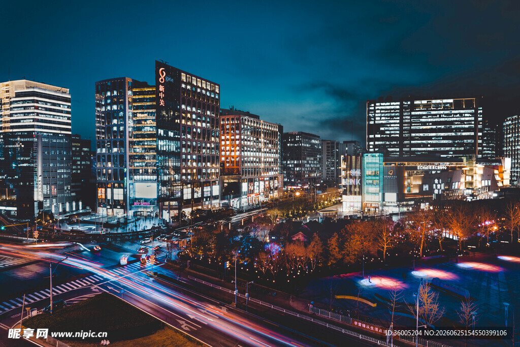 都市夜景中的繁华车流