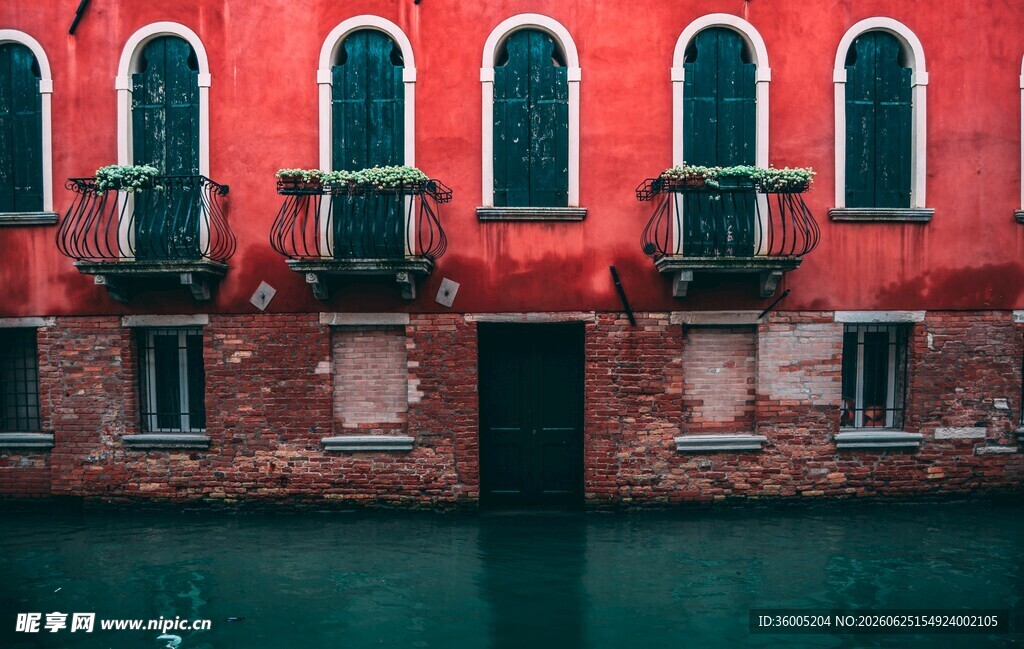 红色临水建筑的独特景致