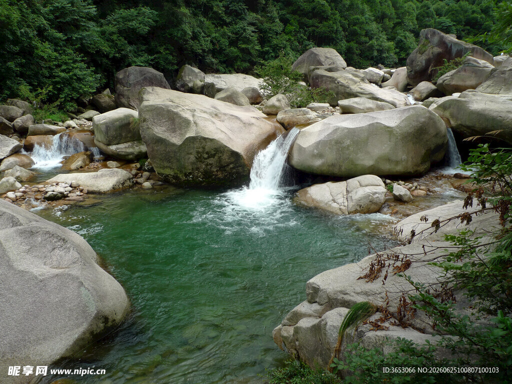 山间碧溪与嶙峋巨石