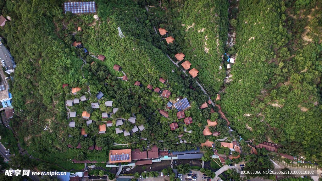 俯瞰山间多彩露营营地