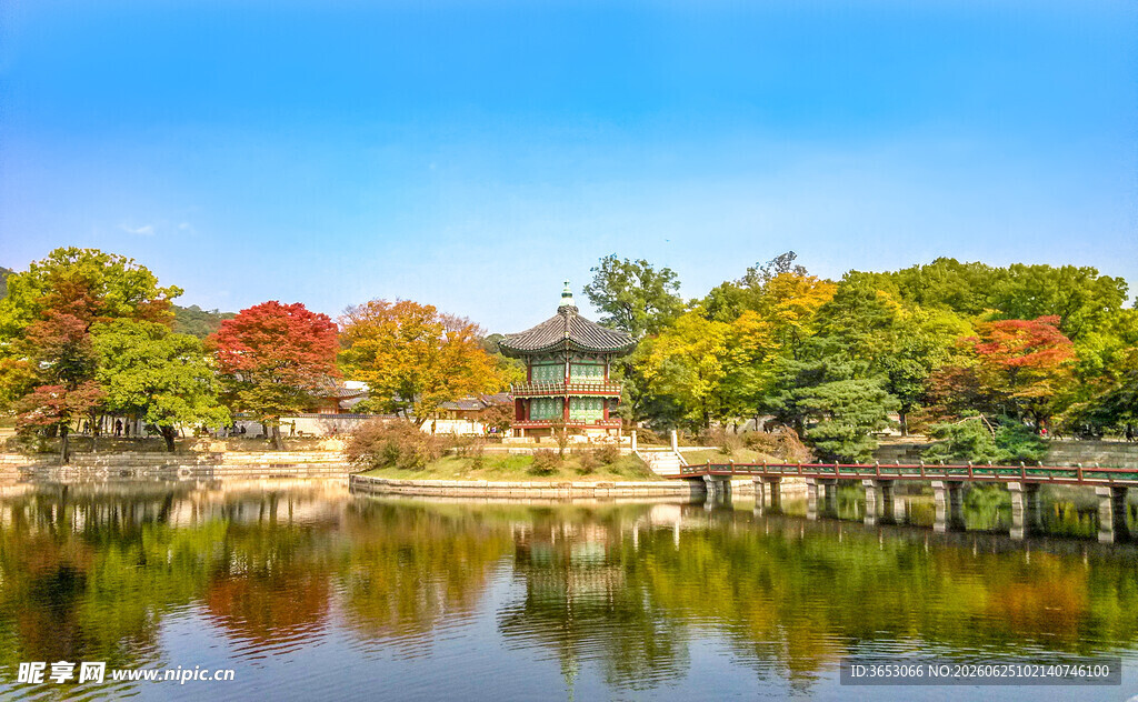 秋日湖畔美景
