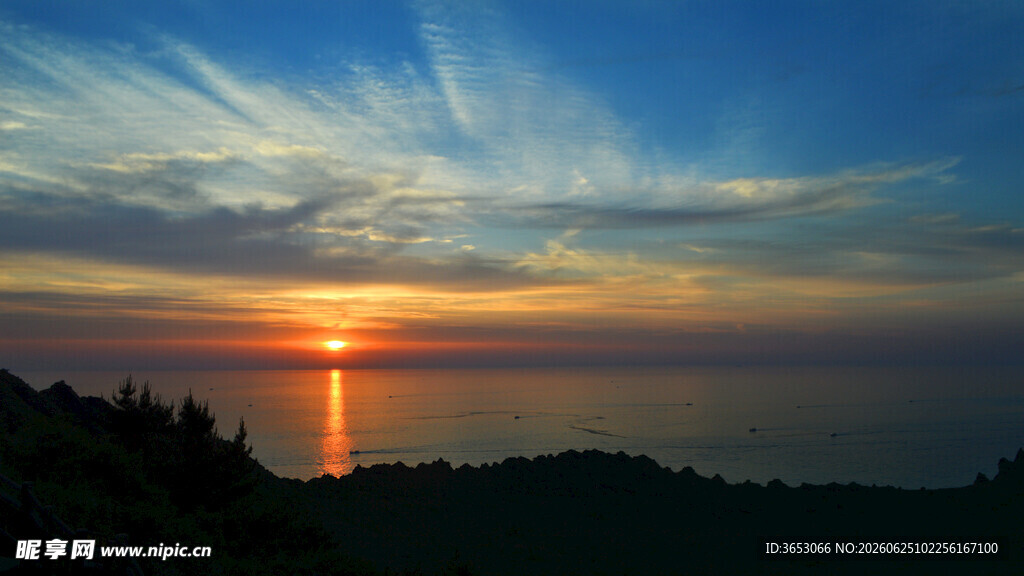 海上日出绚丽天空美景