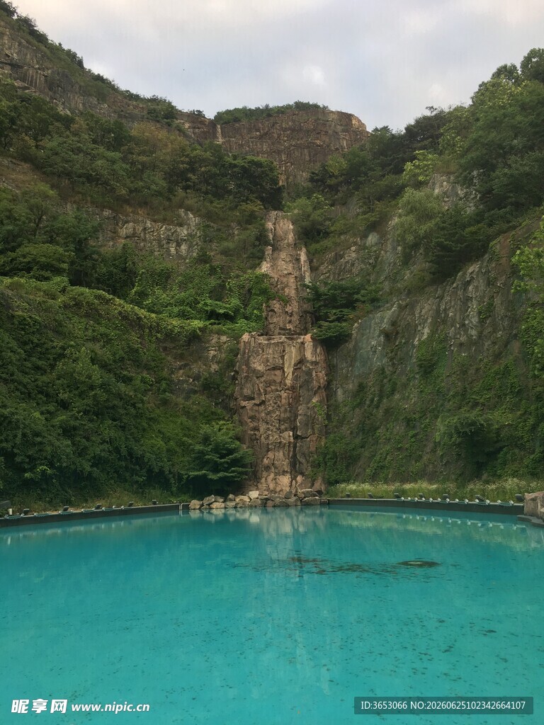 山间碧池伴飞瀑