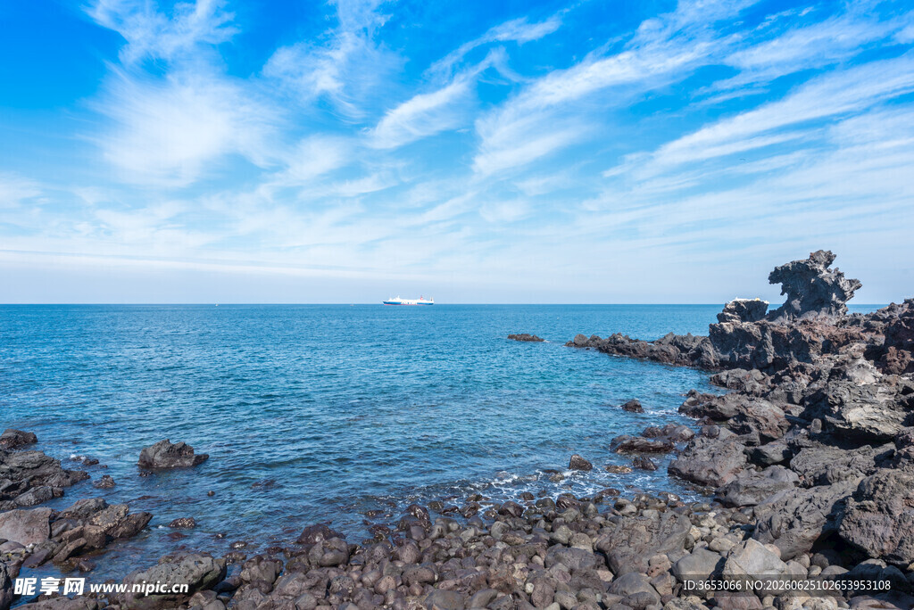 海边礁石与蔚蓝大海美景