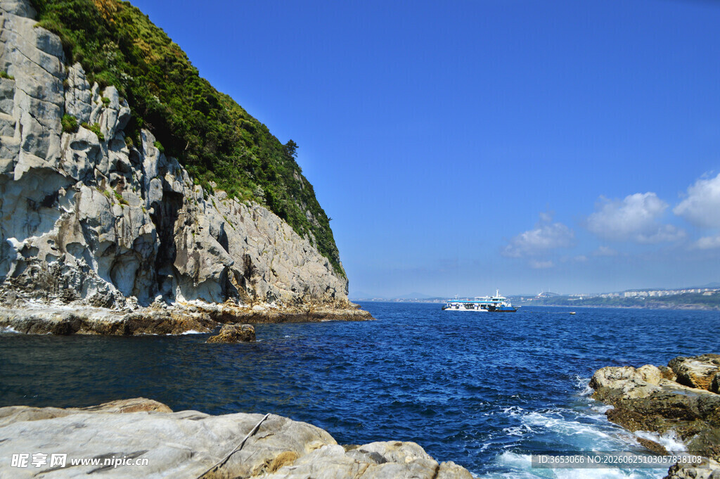 海岸边嶙峋岩石与辽阔大海