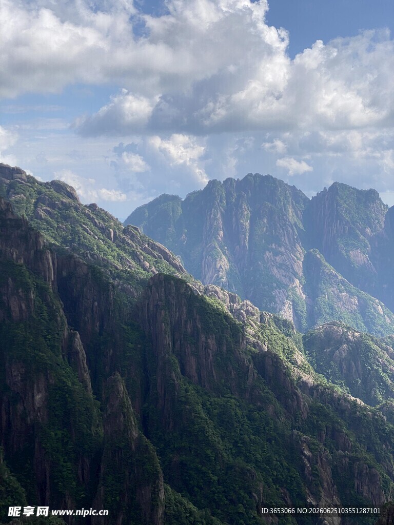 壮丽山峦与蓝天白云美景