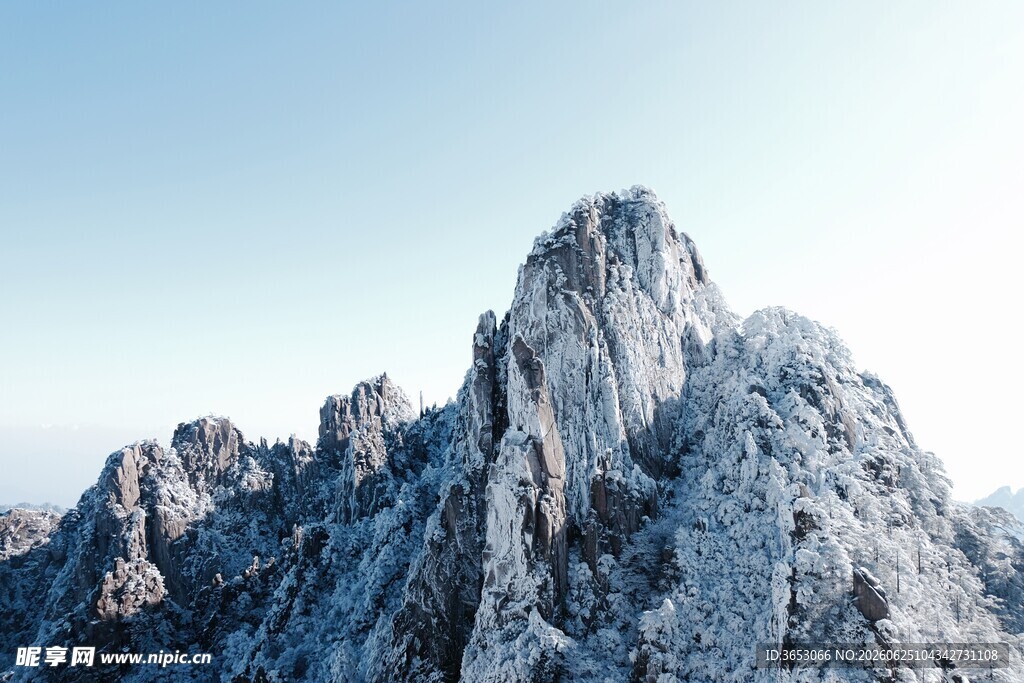 雪覆峻峭山峰壮丽景观