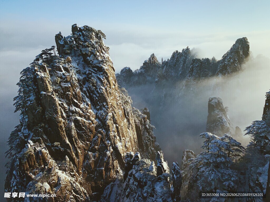 冬日峻峭雪山壮丽景观