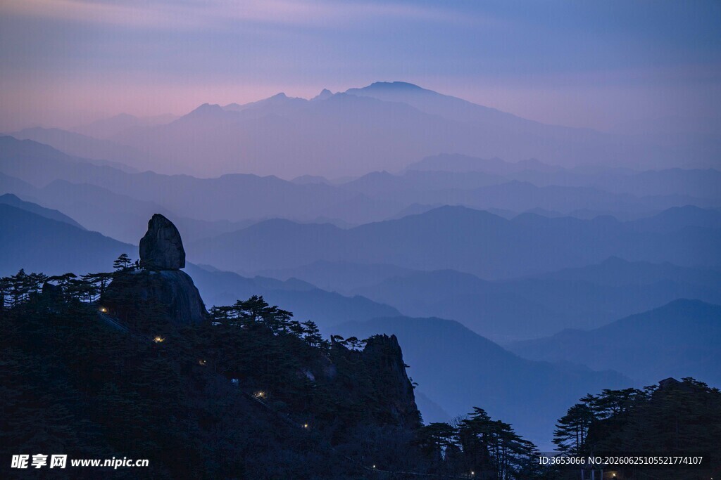 山间晨雾中的壮丽山景