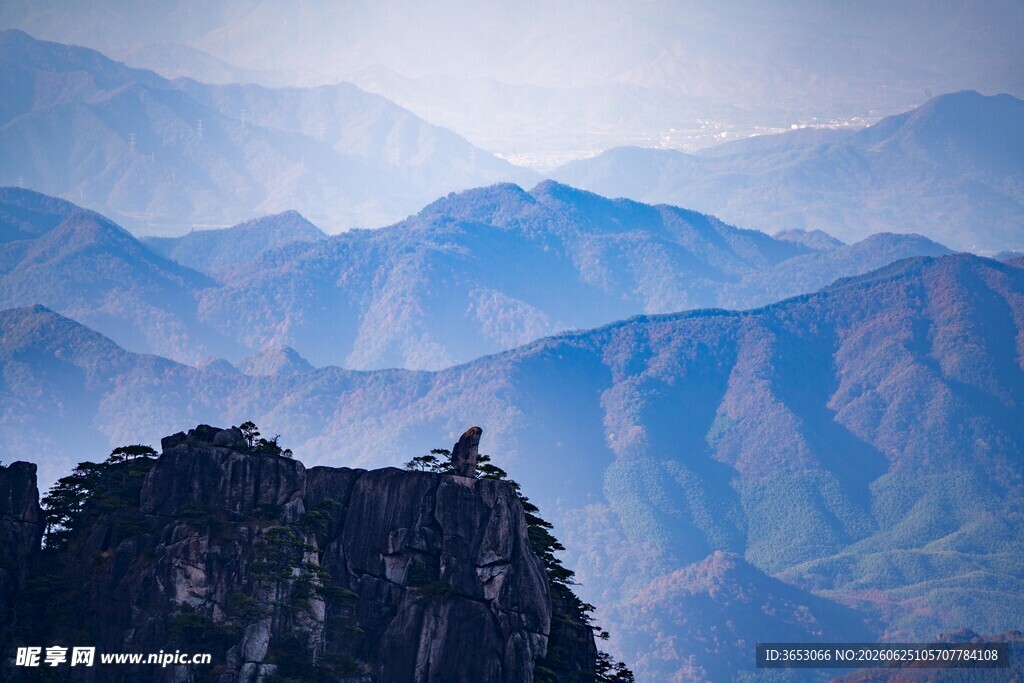 壮丽山峦云雾缭绕之景