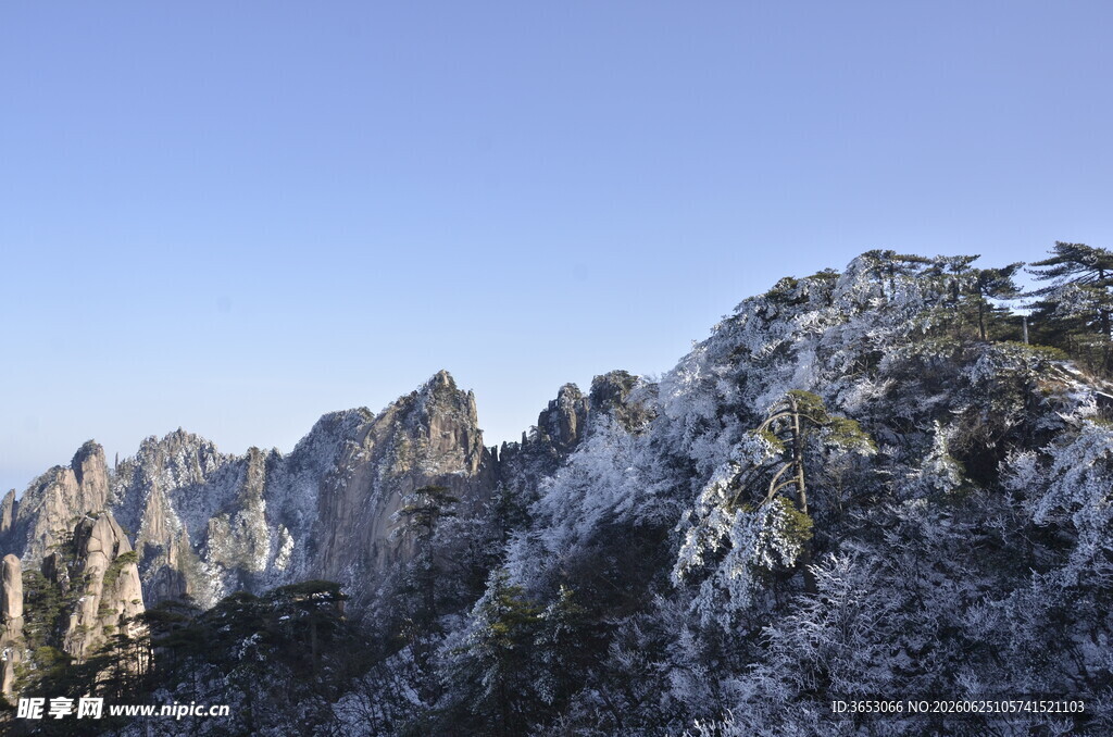 雪覆山峦美景