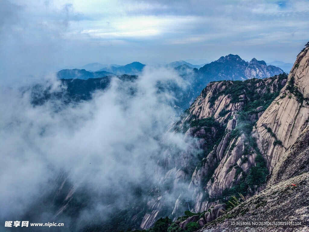 云雾缭绕的壮美山景