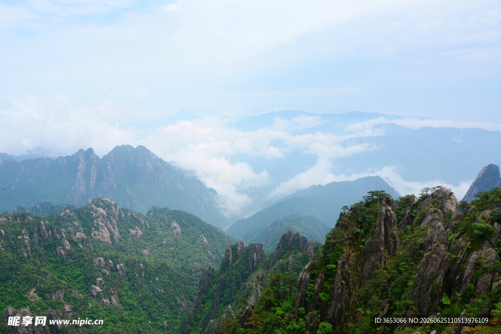 山峦云海间的壮美景观