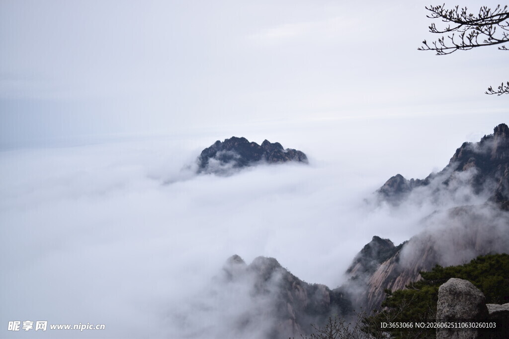 云雾缭绕的壮丽山岳景色