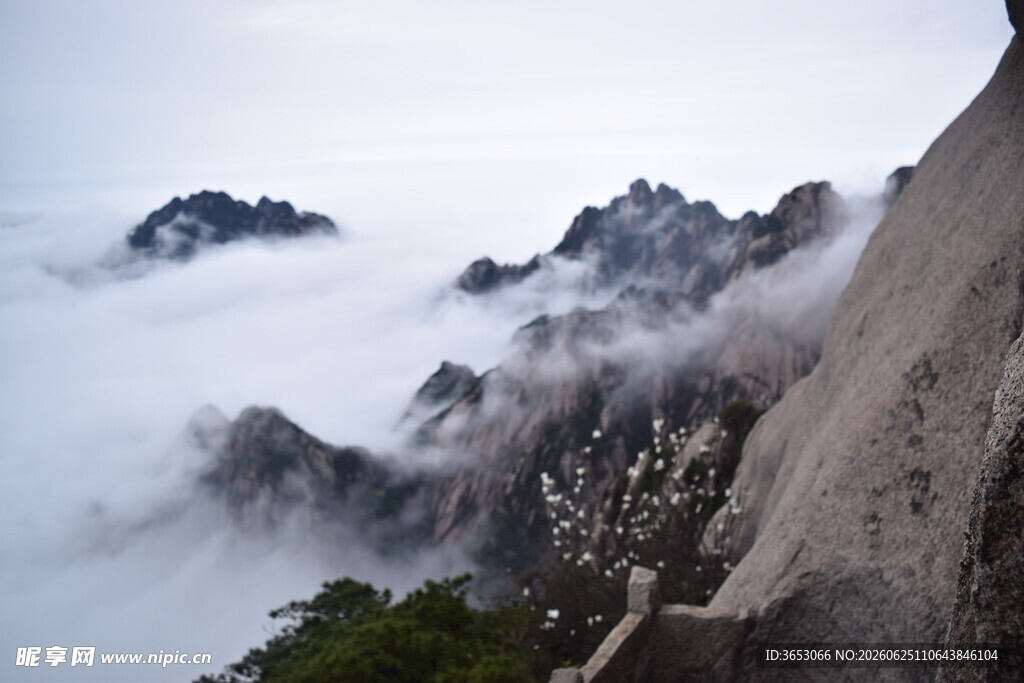 云雾缭绕的壮美山峰景色