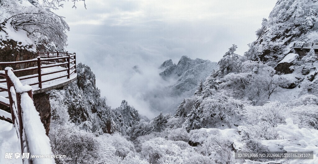 雪覆山峦间的木质栈道