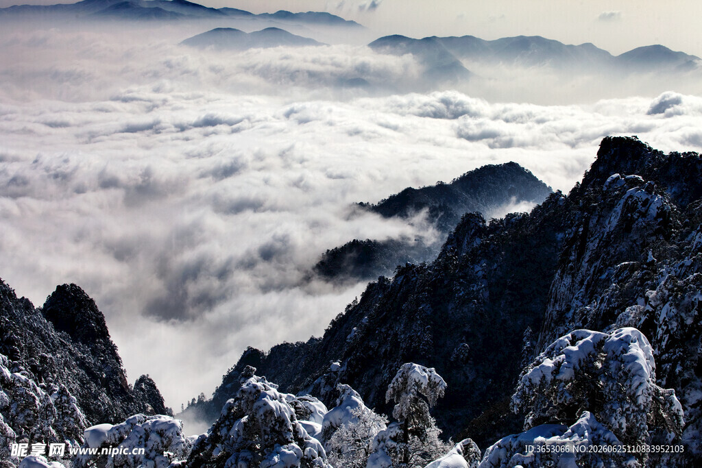 云海中的巍峨山峰