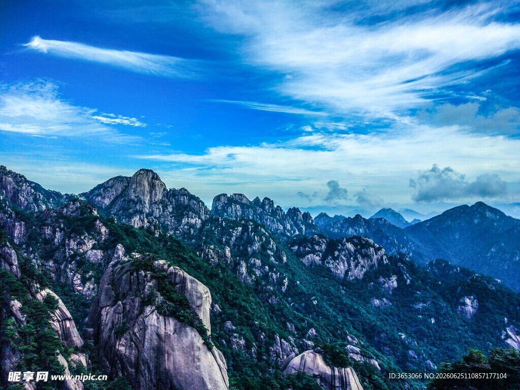 壮丽山峦蓝天美景