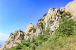 峻峭山峰与葱郁植被景观