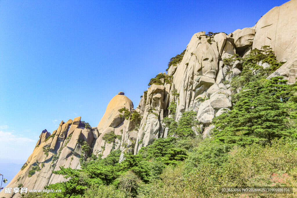 峻峭山峰与葱郁植被景观