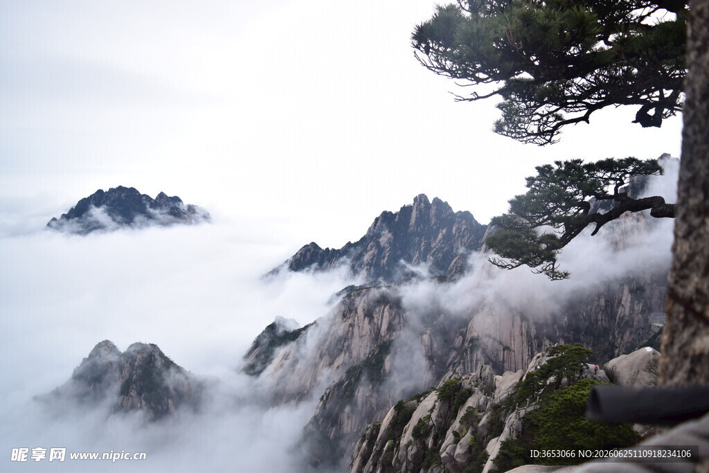 云雾缭绕的壮丽山峰景色