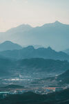 山峦下的城镇远景